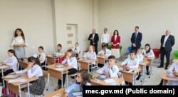 Au venit să felicite elevii mai mulți oficiali, printre care Ambasadorul României în Republica Moldova, Cristian-Leon Țurcanu, și șeful Serviciului politici în domeniul relațiilor interetnice la Ministerul Educației, Ivan Duminica.