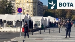 Tendat e mbështetësve të Qeverisë serbe të ngritura para Asamblesë Kombëtare, 2 nëntor 2025.