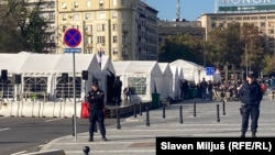 Šatori pristalica vlasti u Srbiji postavljeni ispred Narodne skupštine, 2. novembar 2025.