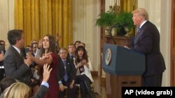 Новинарот на Си-Ен-Ен, Џим Акоста и американскиот претседател Доналд Трамп 