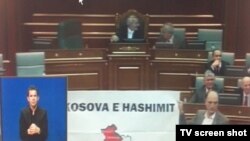 Transparent Hašimovo Kosovo ispred govornice u Skupštini.