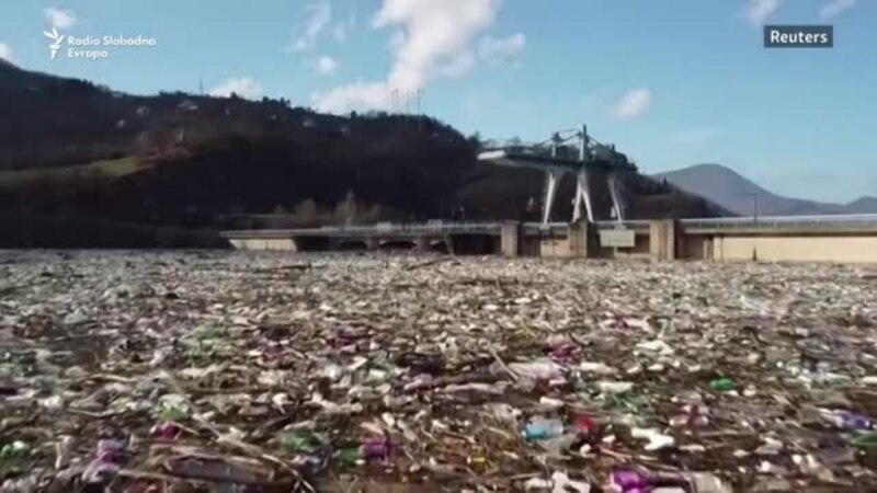 Deponija smeća u Potpećkom jezeru u Srbiji