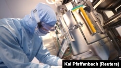 Zaposlenik BioNTecha radi u laboratoriji u pogonu za proizvodnju vakcina protiv COVID-19 u Marburgu, Njemačka, 27. marta 2021. 