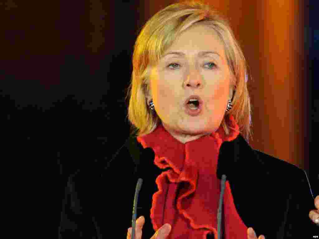 ABŞ-nyň Döwlet sekretary Klinton: "Biz şu gije diwaryň iki tarapynda ýaşan germaniýalylary hem ýatlaýarys."