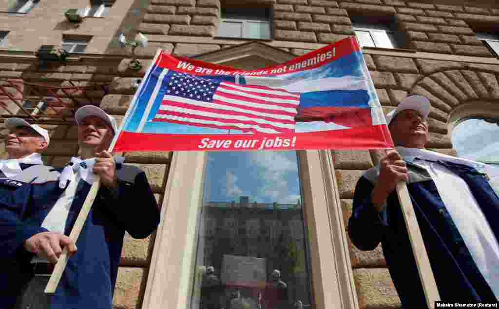 Lucrători de la Uzina de automobile Gorki (GAZ) protestează în fața ambasadei americane din Moscova, 10 iunie. (Reuters/Maksim Shemetov)