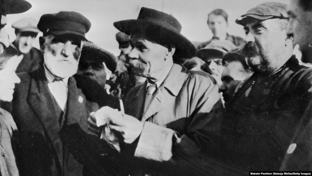 Максим Горький с рабочими-ударниками на теплоходе «Абхазия», 1930 год