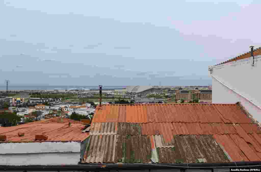 Qırmızıya boyanan damlar kənardan adi şifer yox, müasir dam örtükləri kimi görsənir 