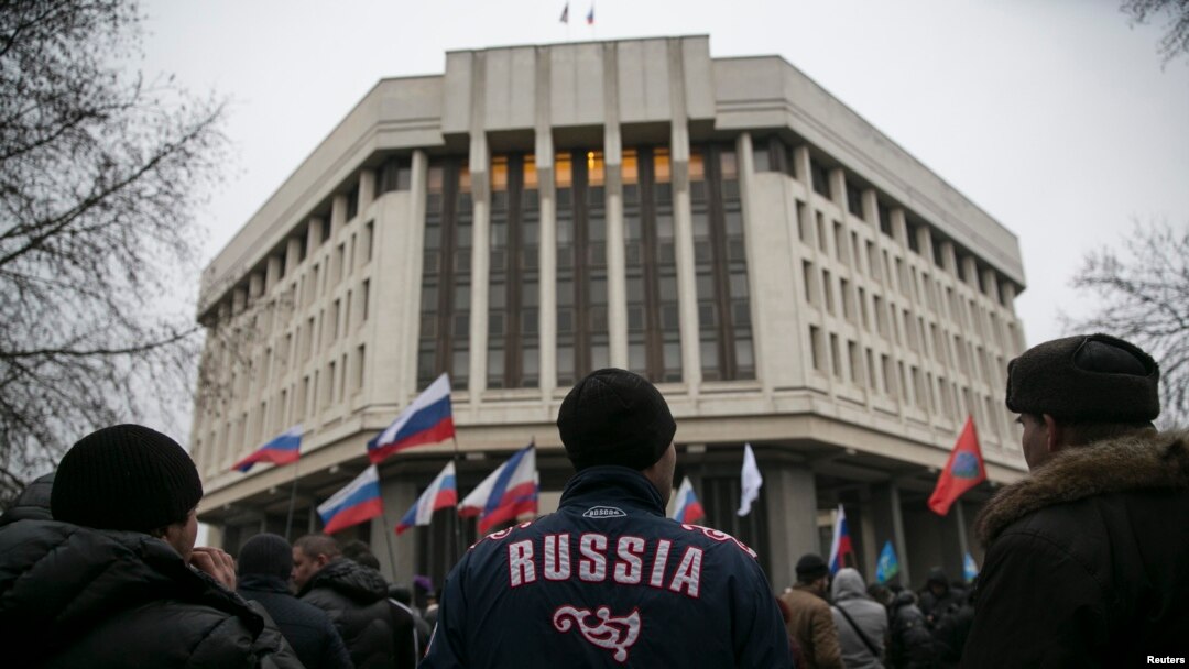 Русия яклы активистлар Кырым парламенты янында. 27 февраль, 2014. 