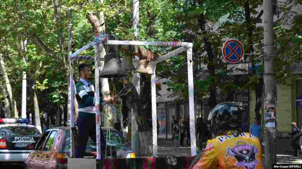 Mărșăluind în &bdquo;tăcere&rdquo; cu... clopote !...