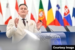Євродепутат Томаш Фрьоліх (Чехія) під час дебатів у про небезпеку нормалізації відносин з Росією, включаючи її участь у великих культурних та спортивних заходах. Страсбург, Франція, 29 квітня 2026 року
