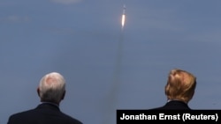 Президент США Дональд Трамп (справа) и вице-президент Майк Пенс наблюдают за запуском ракеты с космодрома на мысе Канаверал во Флориде 30 мая 2020 года