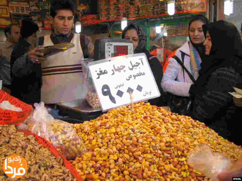 با این حال درست مثل شب‌های عید، انواع مرغوب‌تر آجیل قیمت بالاتری داری: آجیل چهار مغز فقط ۹ هزار تومان. بازار تهران