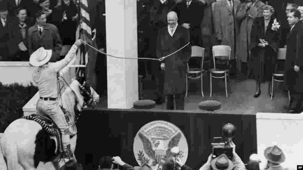 Kauboj Montie Montana izaziva smijeh okupljenih gostiju dok lasom hvata predsjednika Dwighta D. Eisenhowera tokom predsjedničke inauguracijske parade 20. januara 1953. godine. Eisenhower je služio dva puna mandata. &nbsp;