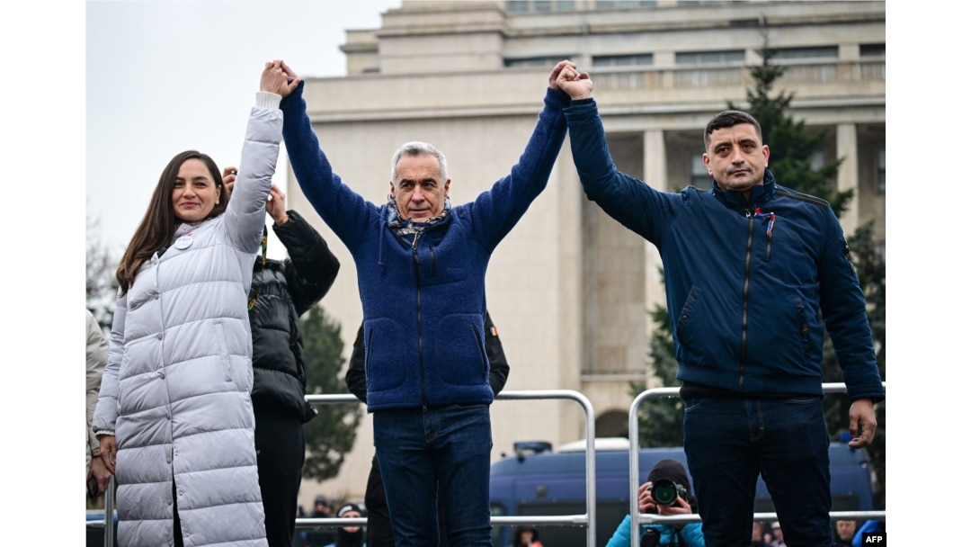 Anamaria Gavrilă, Călin Georgescu și George Simion la mitingul din 1 martie. Acum Georgescu a spus electoratului său că poate vota așa cum îi dictează conștiința.