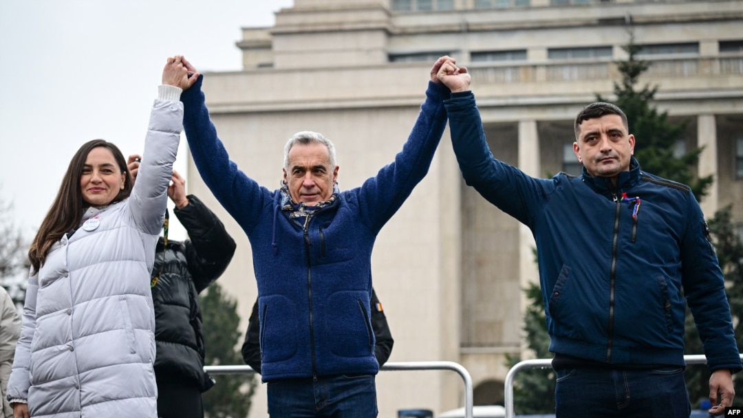 Anamaria Gavrilă, președinta Partidului Oamenilor Tineri (POT), fostul candidat la președinție Călin Georgescu (centru) și președintele partidului Alianța pentru Unirea Românilor, George Simion (dreapta).