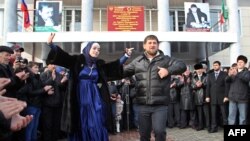 Нохчийчоь -- Соьлж-гlалахь кхаж тосучу куьпана хьалха хелхаволуш ву Кадыров Рамзан, 04Гlу2011