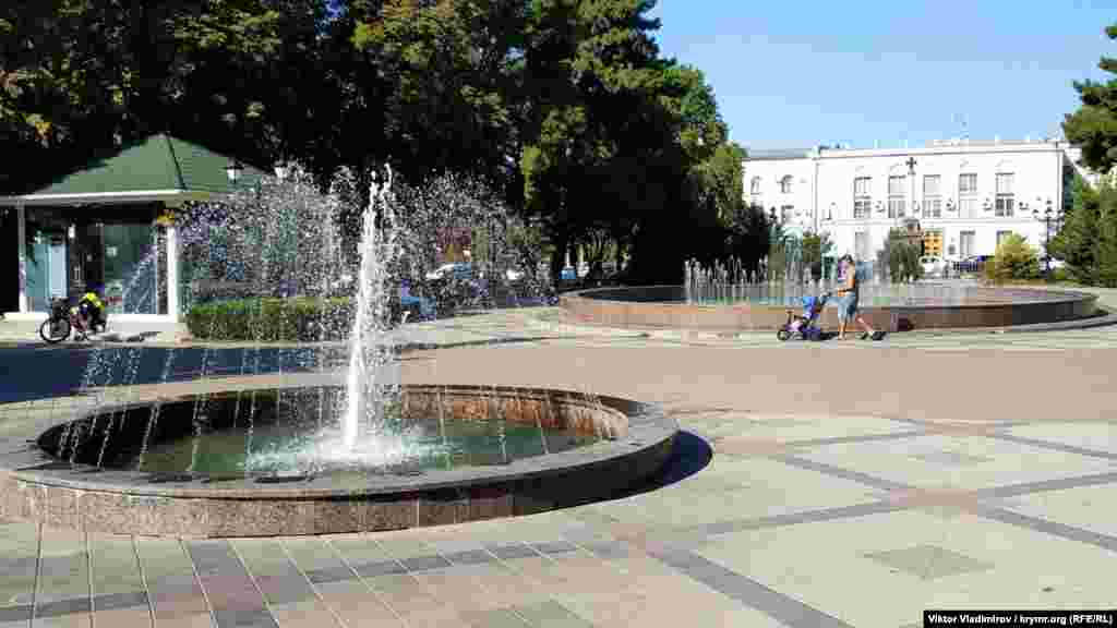 У парку Треньова працюють фонтани. Правда, біля них майже нікого немає