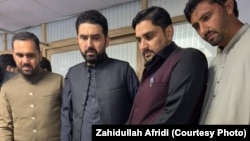 د خیبر پښتونخوا وزیراعلا په حیات اباد میډیکل کمپلېکس کې د ژوبلو پوښتنه کوي - د نومبر ۱۴مې انځور 