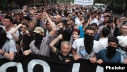 Armenia - People demonstrate in Yerevan against a rise in electricity prices, 27May2015.