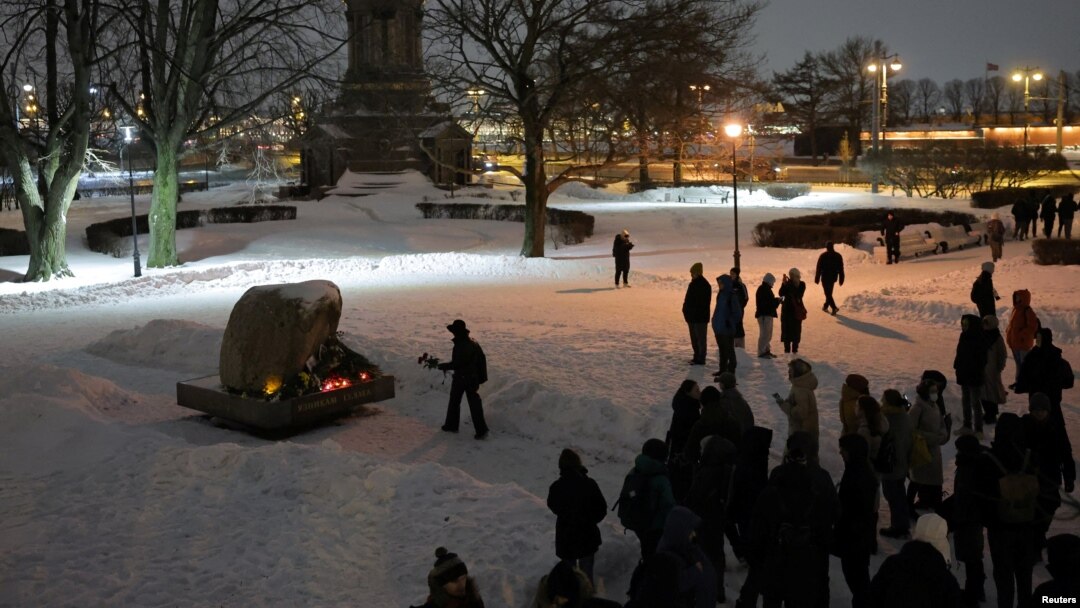 Oamenii se adună la monumentul dedicat victimelor represiunilor politice, Monumentul Piatra Solovețki, pentru a comemora moartea liderului opoziției ruse Alexei Navalnî, în Sankt Petersburg, Rusia, 16 februarie 2024.