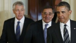 Presidenti amerikan Barack Obama me të emëruarin e ri per sekretar të Mbrojtjes, ish senatorin republikan, Chuck Hagel (majtas) dhe me sekretarin atkual të Mbrojtjes, Leon Paneta, Uashington, 7 janar, 2013