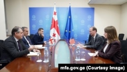 აშშ-ის ელჩის მოვალეობის შემსრულებელი და საგარეო საქმეთა სამინისტროს წარმომადგენლები