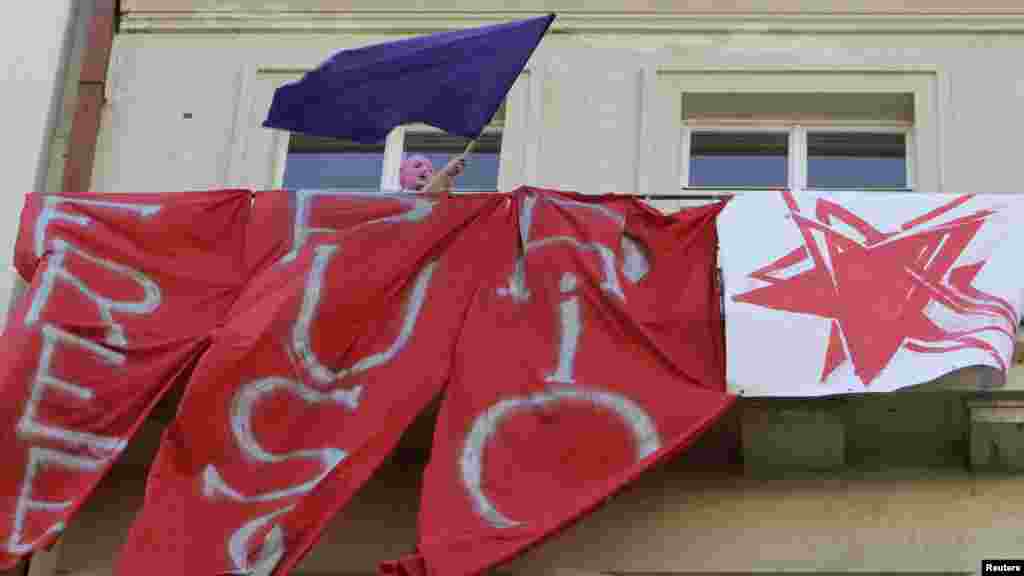 Češka - Aktivistice ruskog feminističkog punk benda Pussy Riot protestirale su u Pragu tražeći podršku za svoje uhapšene članice u Moskvi, 19. juni 2012. Foto: REUTERS / David W. Černy 