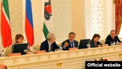 Татарстан президенты Рөстәм Миңнеханов һәм Русия мәгариф һәм фән министры Андрей Фурсенко катнашында Казанда үткән җыелышта мәгариф мәсьәләләре тикшерелде.