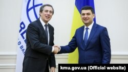 Прем'єр-міністр України Володимир Гройсман (праворуч) і віце-президенто Світового банку у Європі та Центральній Азії. Київ, 6 лютого 2019 року 