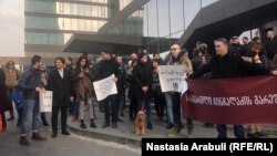 აქციის მონაწილეები ითხოვენ იუსტიციის უმაღლესი საბჭოს წევრების გადადგომასა და სასამართლოს გათავისუფლებას.