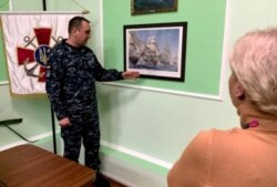 Представители миссии ORBITAL подарили командующему ВМС Украины картину с изображением флагманского корабля лорда Нельсона в Трафальгарской битве