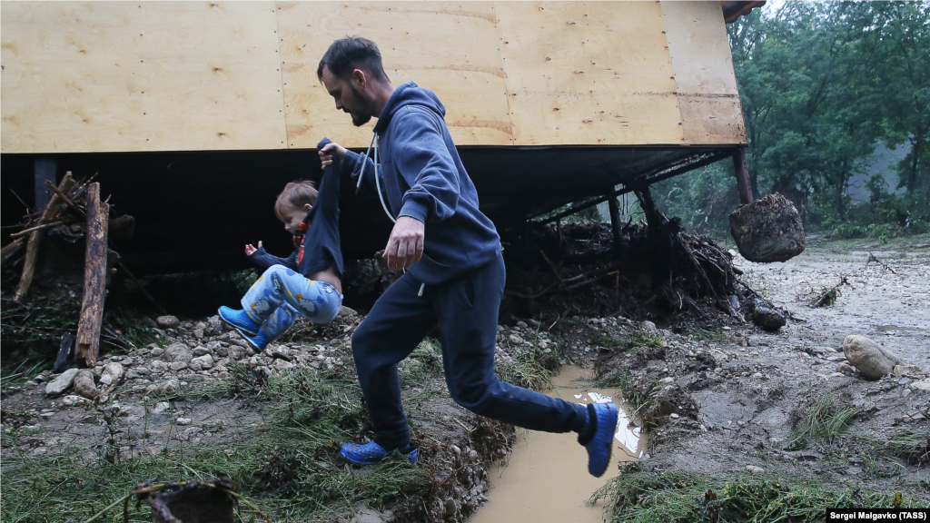 Місцеві жителі біля затопленого будинку в селі Аромат