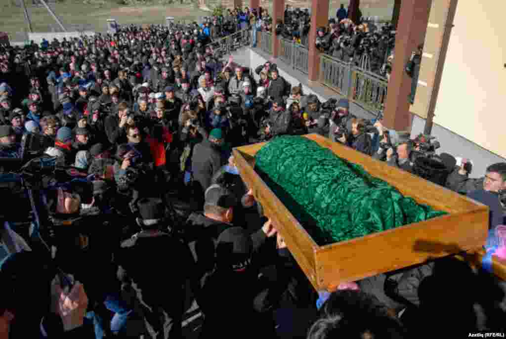 An estimated 2,000 mourners gathered at Simferopol&#39;s Abdal cemetery to lay Reshat Ametov to rest