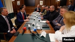 The US delegation (left) meets across the table from Ukrainian negotiators in Hallandale, Florida, on November 30.