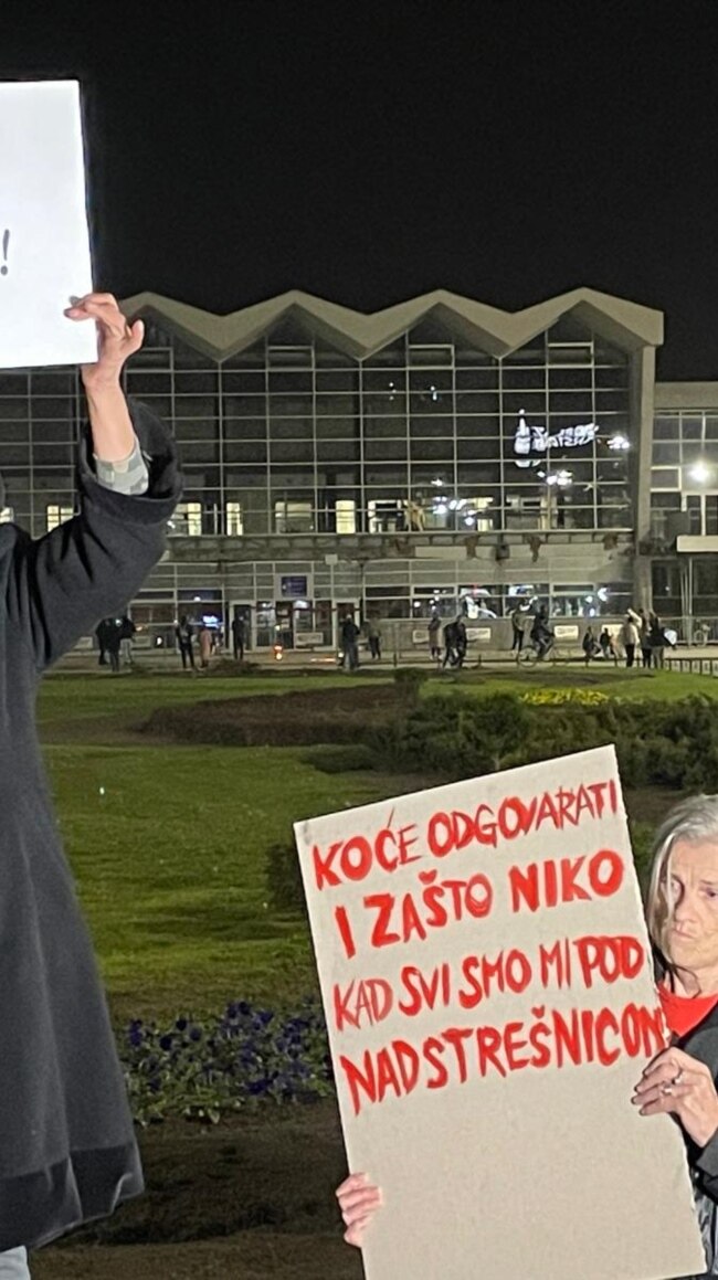 Proteste violente după prăbușirea acoperișului gării din Novi Sad