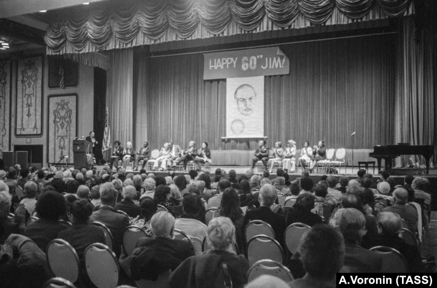 1975 年，紐約，美國共產黨人和民權運動家詹姆斯傑克森的生日派對。      