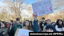 Qindra njerëz mblidhen në bulevardin “Aradhet Partizane” në Shkup për të protestuar pasi një vajzë 22-vjeçare u godit për vdekje nga një veturë në një vendkalim këmbësorësh në kryeqytet, më 29 janar.
