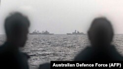 Pripadnici australijske mornarice posmatraju kineske brodove u Tasmanskom moru, 13. februar 2025.