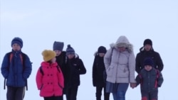 Дети из Нарынского района Кыргызстана каждый день проходят семь километров до школы