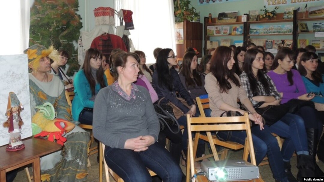 Удмурт филологиясе факультеты студентлары китапханәдә чарада