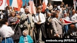 Фота з кнігі Сяргея Навумчыка "1994": Мітынг у Менску 3 ліпеня 1994 году. Улады не пусьцілі калёну БНФ да Плошчы Перамогі