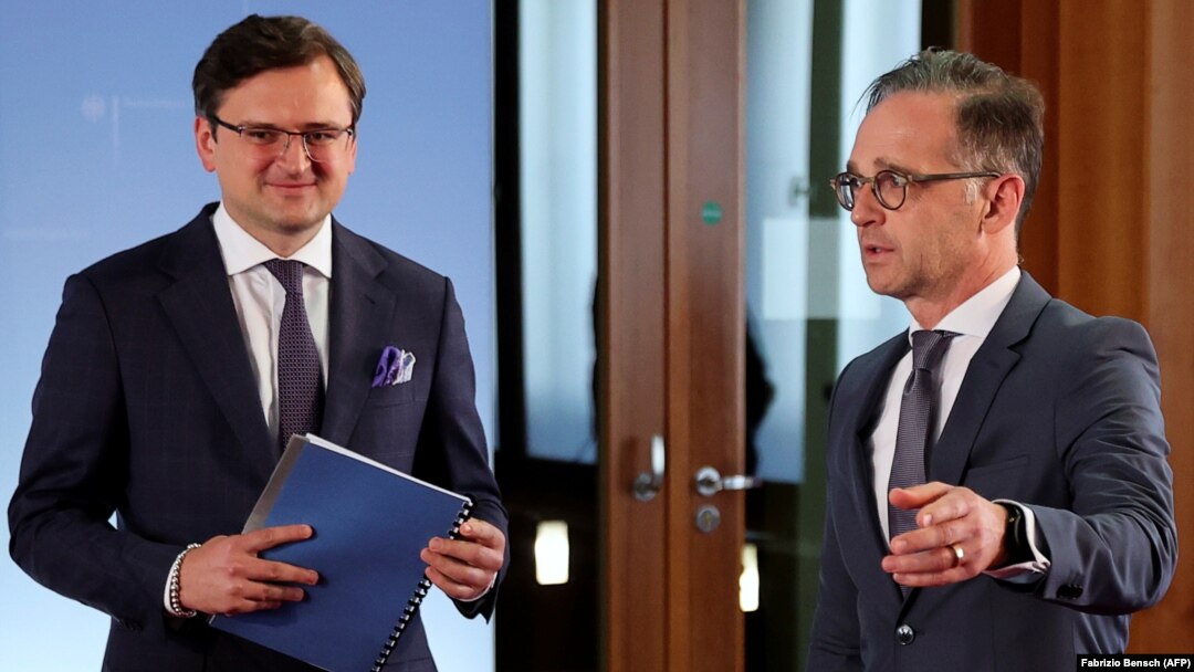 German Foreign Minister Heiko Maas (right) and his Ukrainian counterpart Dmytro Kuleba leave a joint press conference after bilateral discussions in Berlin on June 2. 