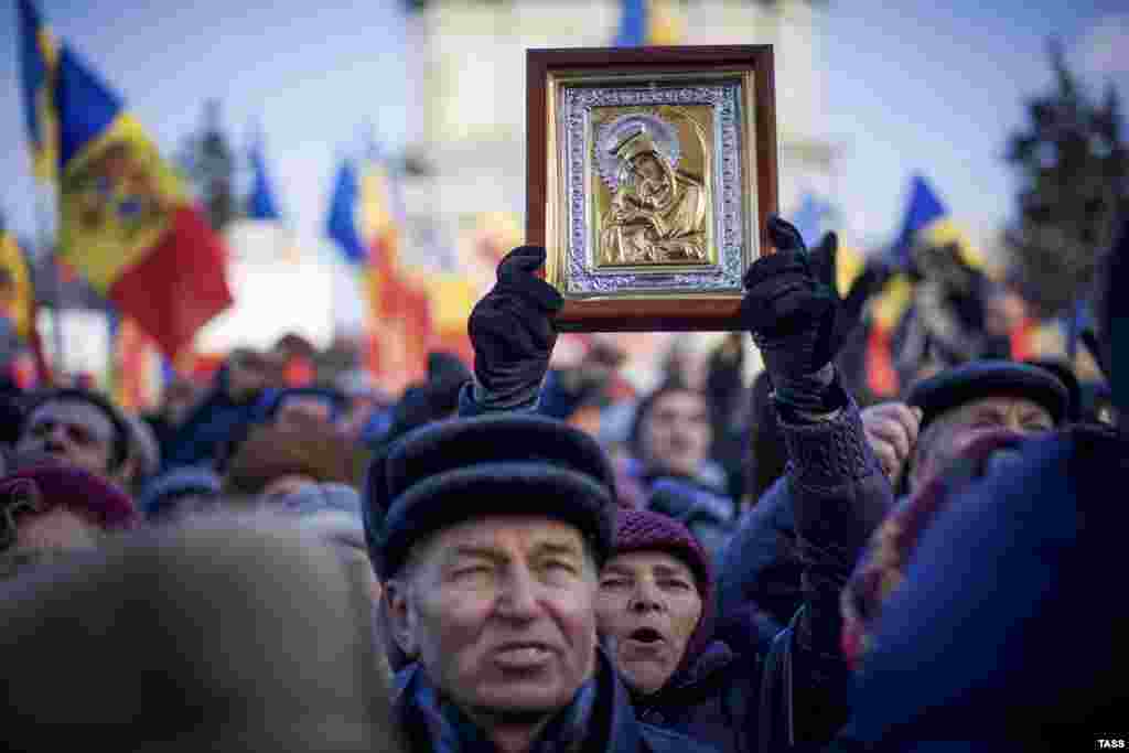 People attend a rally in front of the Moldovan Parliament building in Chisinau on January 24. (TASS/Vadim Denisov)