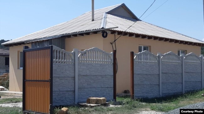 Новый забор возле дома семьи Руслана Сулейманова