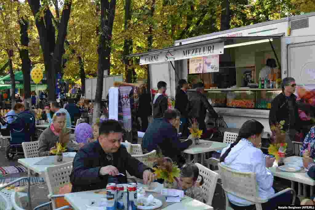 Un prânz în aer liber. După cuvintele primarului Dorin Chirtoacă, el nu ţine minte să fi fost aşa vreme frumoasă de Ziua oraşului, cel puţin, în timpul mandatului său. 