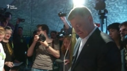 Перший день «Книжкового Арсеналу»: Порошенко придбав книжки про війну з Росією у «ветеранському наметі»