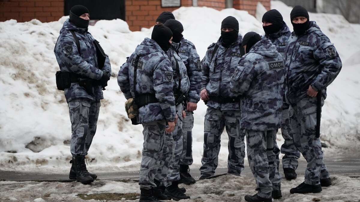 Руските сили за сигурност обградиха от сутринта в петък църквата