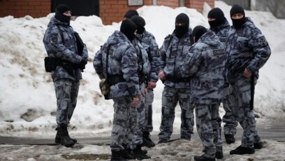 Руските сили за сигурност обградиха от сутринта в петък църквата