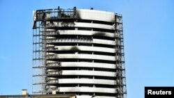 Nagorene ruševine nebodera u Milanu dan nakon požara, 30. avgust 2021. 