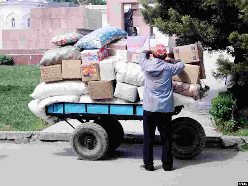 «Рӯзӣ насиби кас ба нишастан намешавад...»